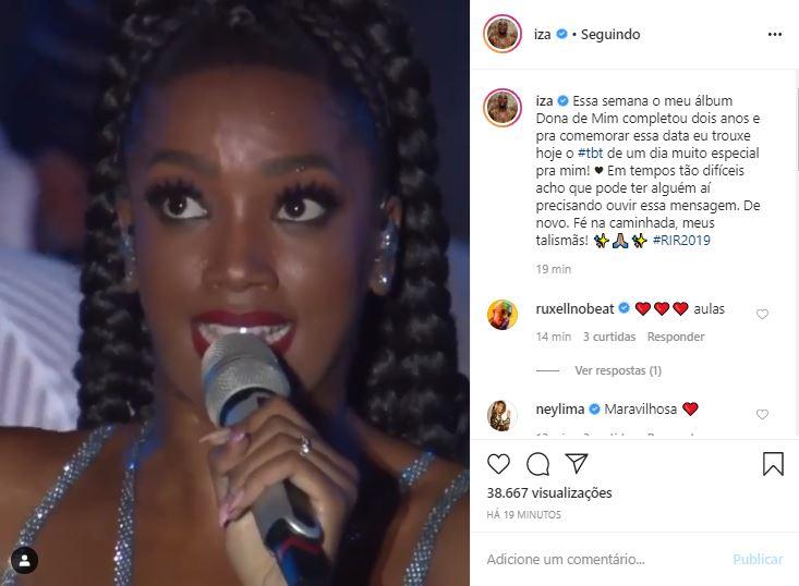 Iza celebra dois anos do lançamento do seu álbum Dona de Mim