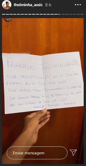 Thelma Assis volta para casa e se emociona ao ver recado dos vizinhos