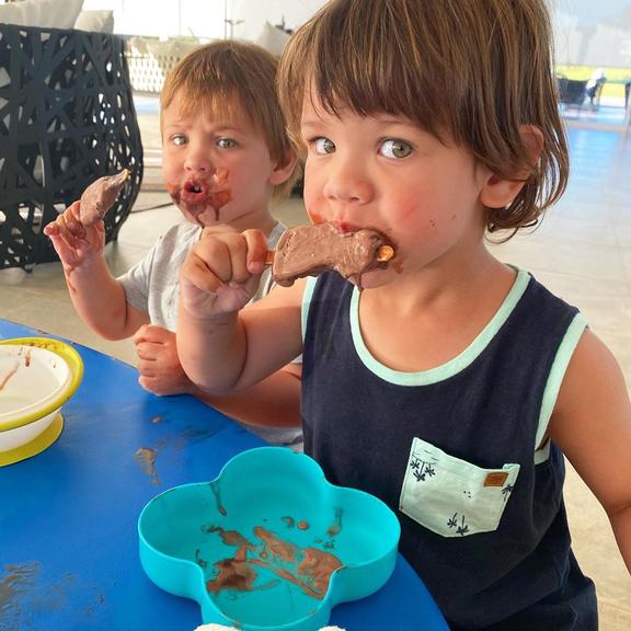 Gusttavo Lima se derreteu ao ver os filhos se divertirem tomando sorvete 