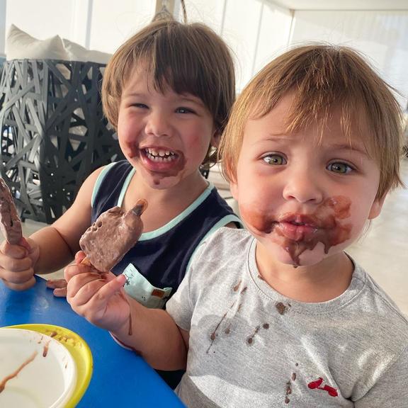 Gusttavo Lima se derreteu ao ver os filhos se divertirem tomando sorvete 