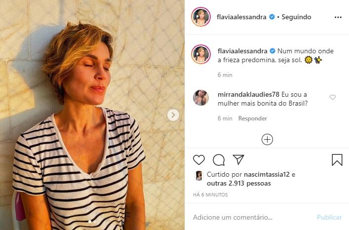 Flávia Alessandra arranca elogios com fotos tomando sol