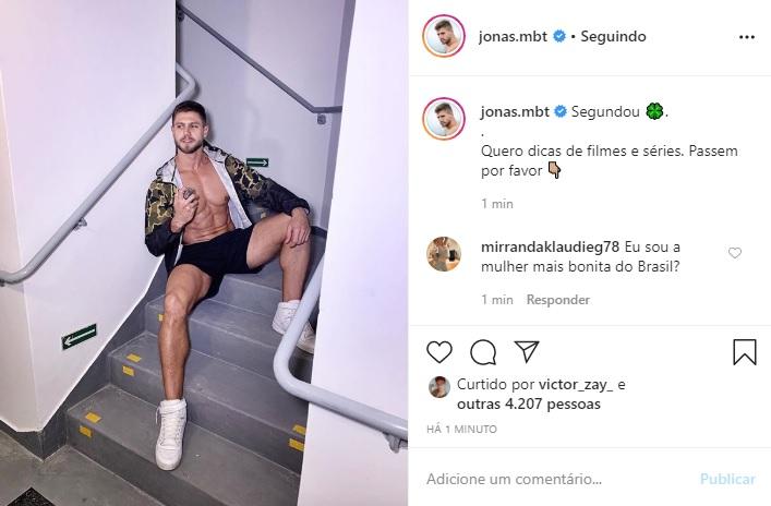 Jonas Sulzbach arranca suspiros em clique sem camisa