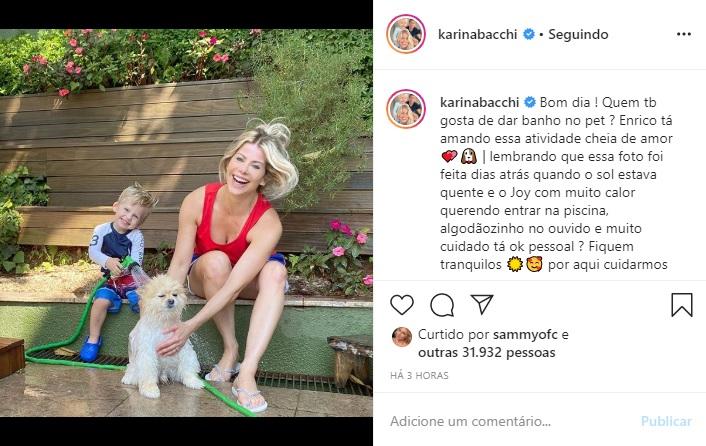 Karina Bacchi relembra Enrico dando banho em seu cachorro