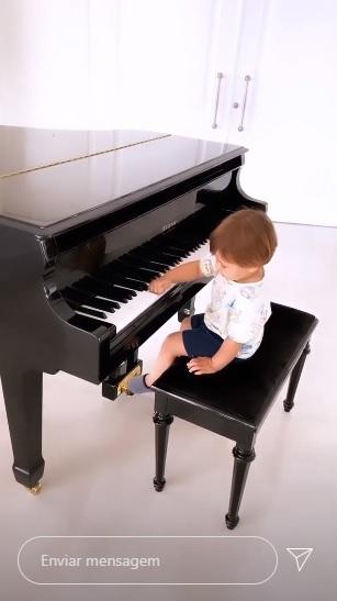 Andressa Suita mostra o filho de quase 2 anos tocando piano