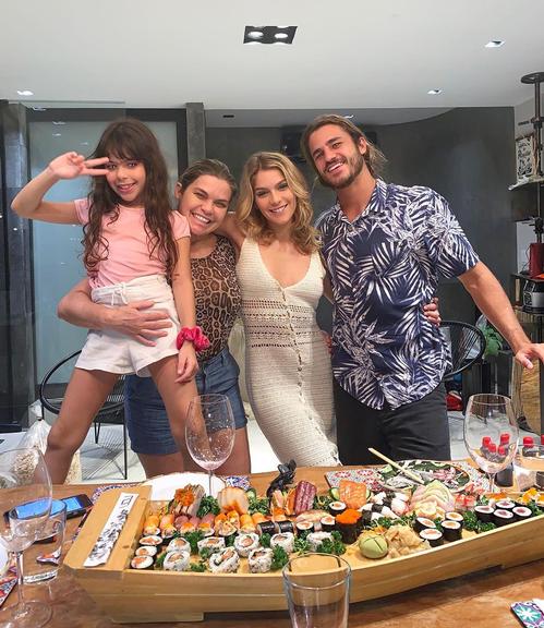 Isabella Santoni comemora 25 anos