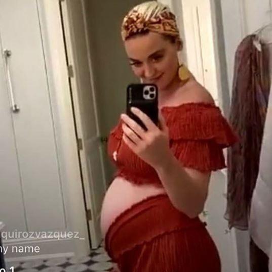 Katy Perry mostra o barrigão de oito meses durante live