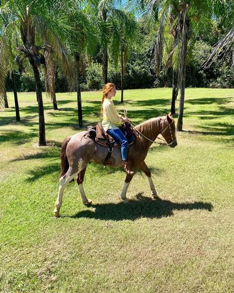 Marina Ruy Barbosa anda a cavalo