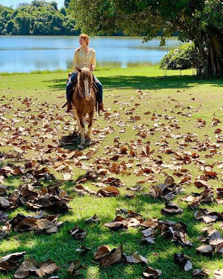 Marina Ruy Barbosa anda a cavalo