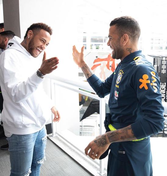 Neymar Jr. parabeniza Daniel Alves