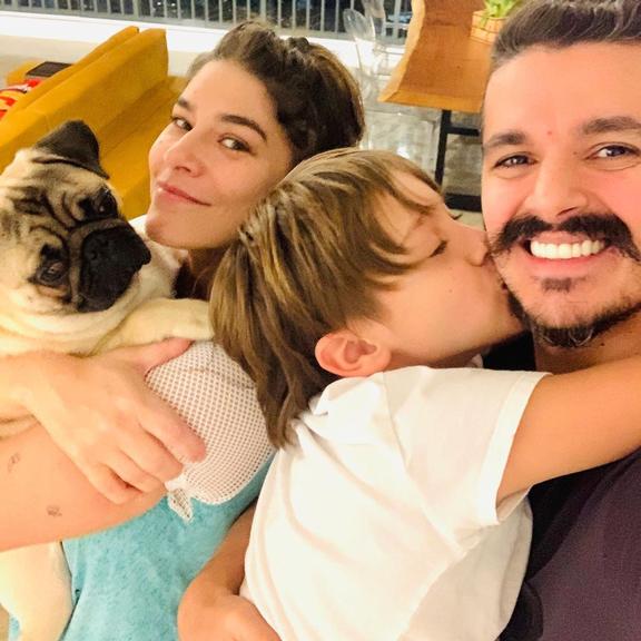 Priscila Fantin se derreteu ao postar um clique com a família completa 