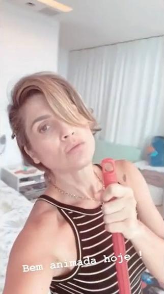 Flávia Alessandra fazendo faxina