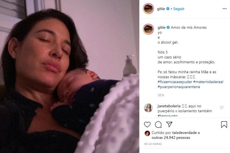 Giselle Itié posa com o filho no colo e mostra frasco de álcool em gel