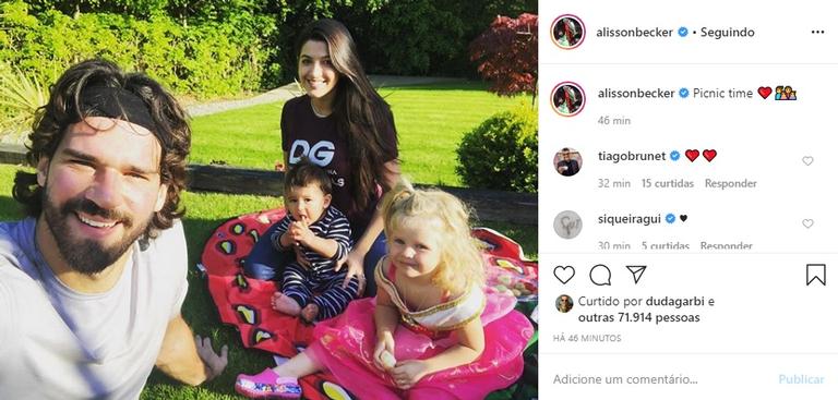 Alisson Becker aparece em foto rara com família