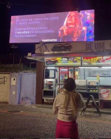 Gabi Martins celebra 7 milhões de seguidores com outdoor 