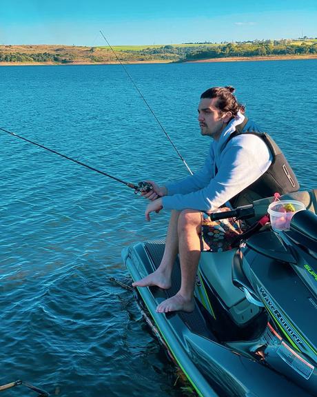 Luan Santana mostra momento de paz ao compartilhar clique pescando 