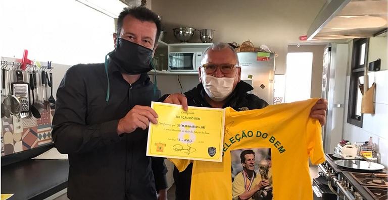 O capitão Dunga entrega o certificado de membro da Seleção do Bem a Sidney Oliveira - Arquivo Pessoal