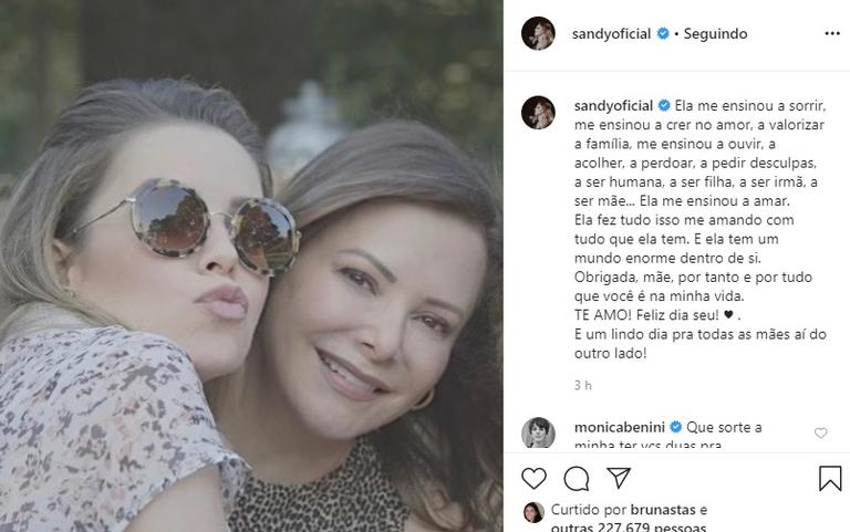 Cantora posou com a mãe