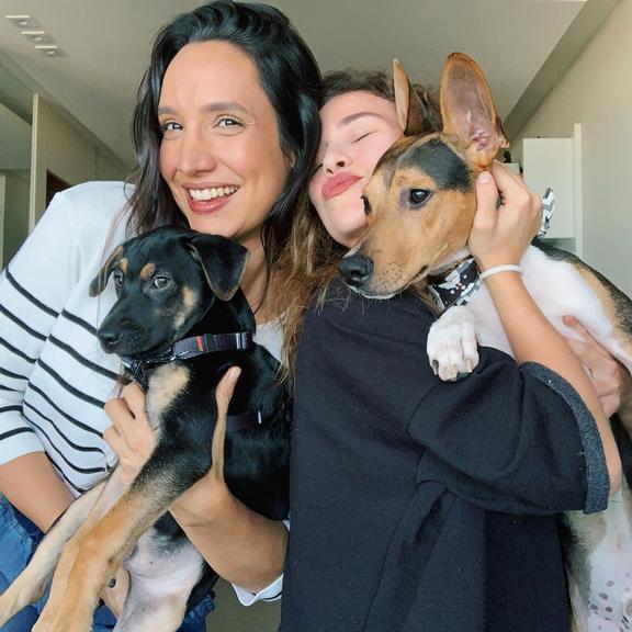 Laryssa Ayres e Maria Maya comemoram Dia das Mães com os cachorros