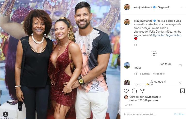 Viviane Araújo com a sogra e o namorado