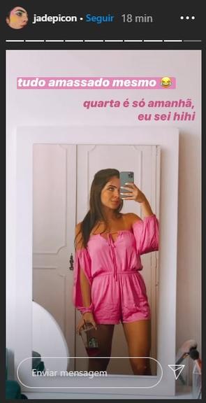 Jade Picon surge em look todo rosa e brinca sobre Meninas Malvadas