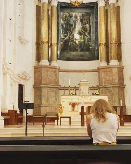 Angélica celebra o Dia de Nossa Senhora de Fátima