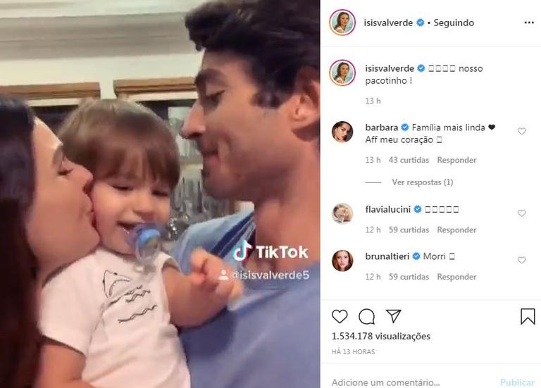 Isis Valverde e André Resende enchem o filho, Rael, de beijos