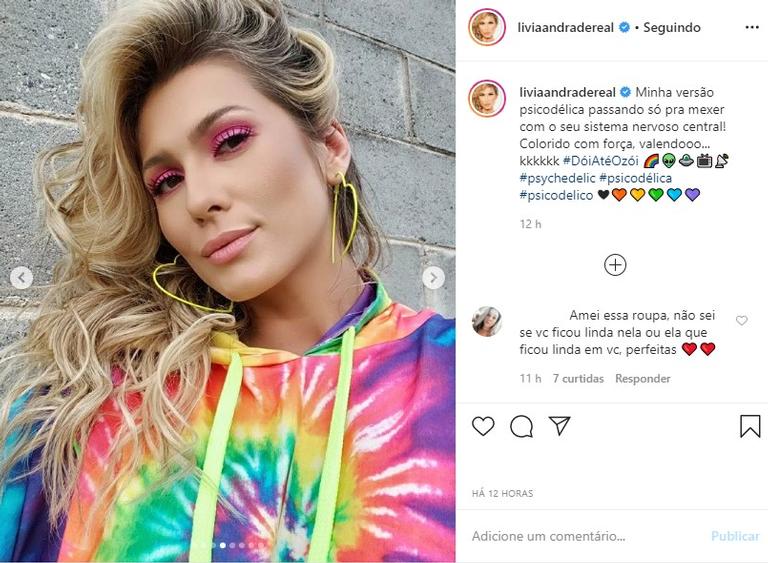 Lívia Andrade de look colorido