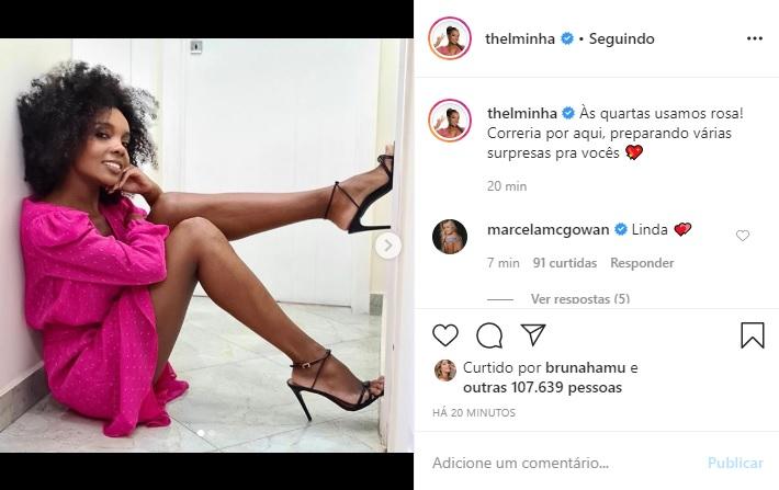 Thelma Assis posa de cor-de-rosa e arranca elogios na web