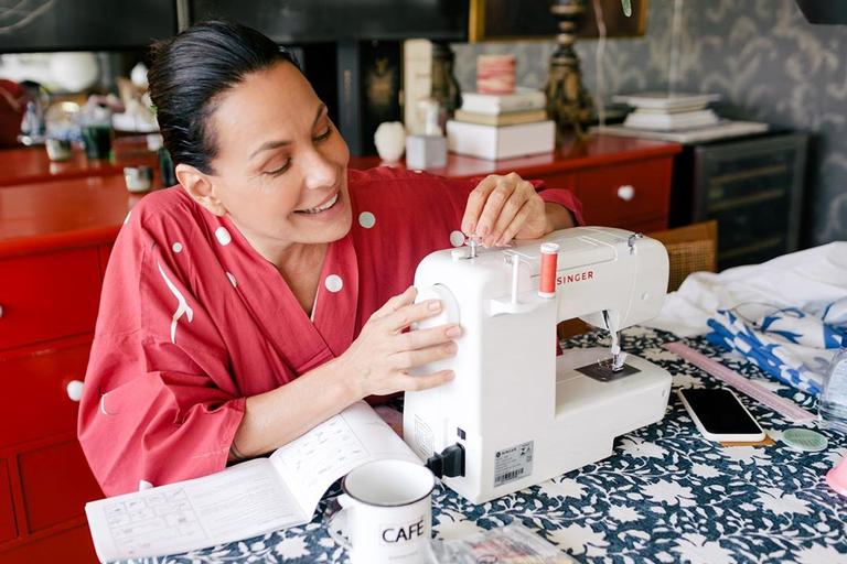 Carolina Ferraz compra máquina de costura para fazer máscaras