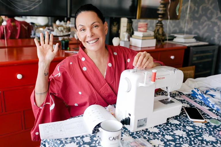 Carolina Ferraz compra máquina de costura para fazer máscaras