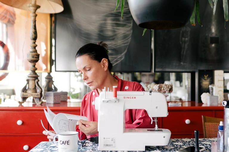 Carolina Ferraz compra máquina de costura para fazer máscaras