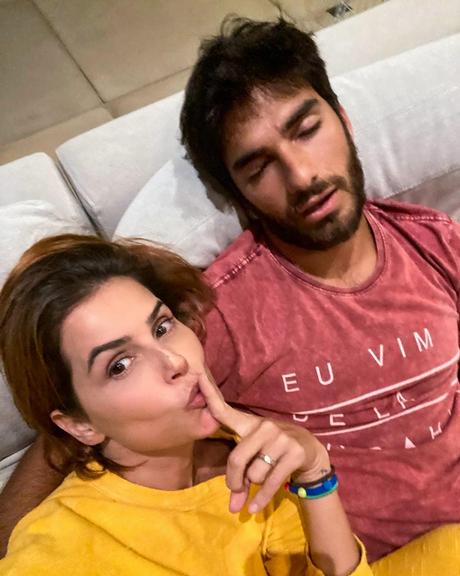 Hugo Moura cai no sono após ajudar a retirar os apliques do cabelo de sua esposa, Deborah Secco