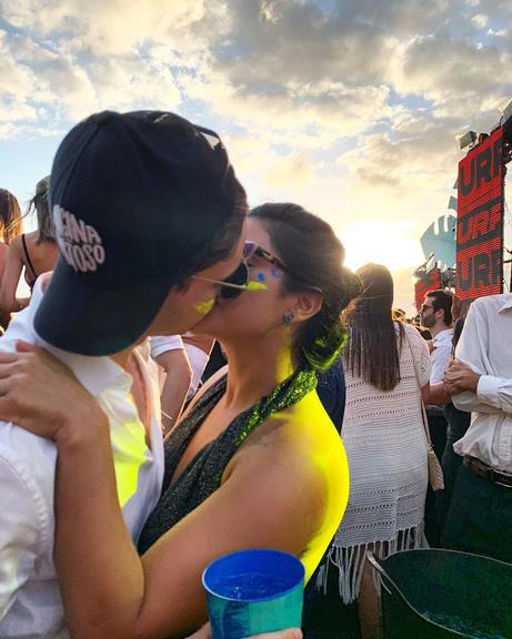 Mileide Mihaile dá beijão e comemora aniversário do namorado