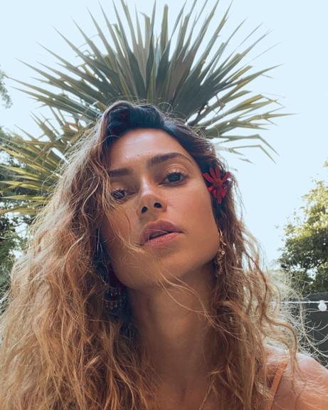 Thaila Ayala exibe cabelo ondulado ao posar para clique intimista