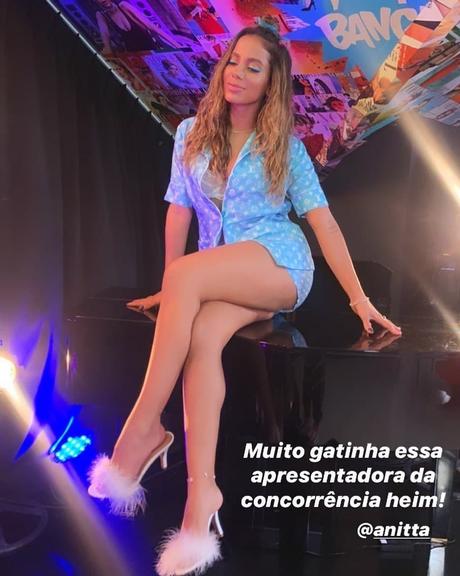 Anitta investe em pijama grifado