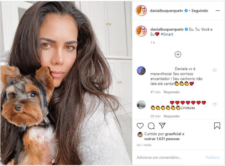 Daniela Albuquerque com seu cachorrinho