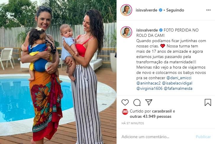 Isis Valverde posta foto antiga ao lado de amiga e os filhos