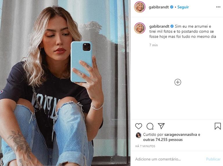 Gabi Brandt se arruma para tirar fotos