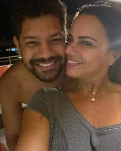 Viviane Araujo com o namorado