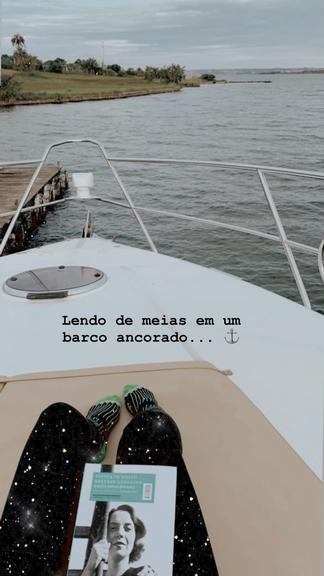 Antonia Morais compartilha clique lendo em barco