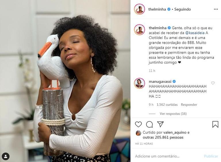  Thelma Assis ganha pelicano de decoração da casa do BBB20