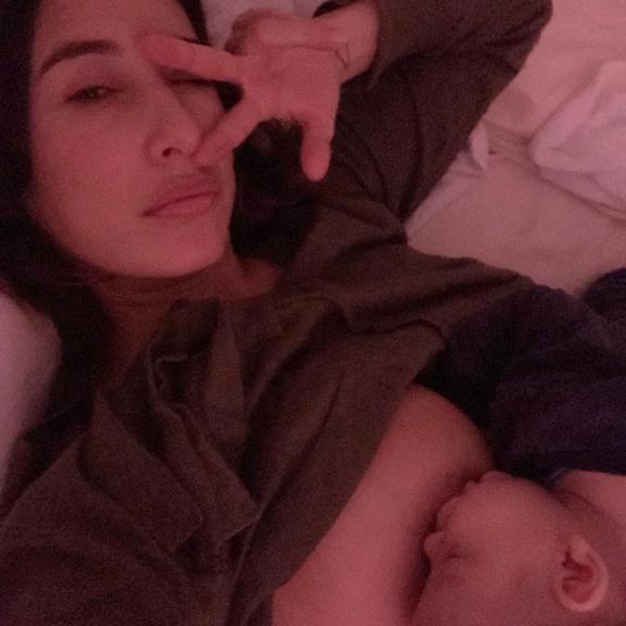 Giselle Itié dando de mamar ao filho