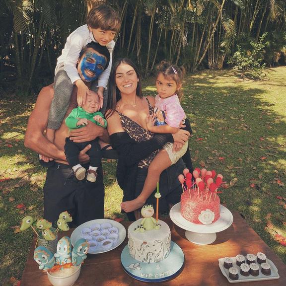 Mariana Uhlmann comemora aniversário com a família