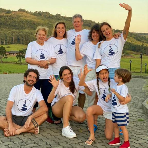 Rafa Brites compartilha foto com a família e lamenta saudade