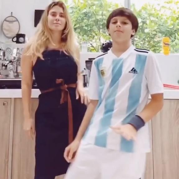 Carolina Dieckmann faz coreografia com o filho