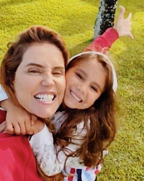 Deborah Secco celebra Dia do Abraço com a filha