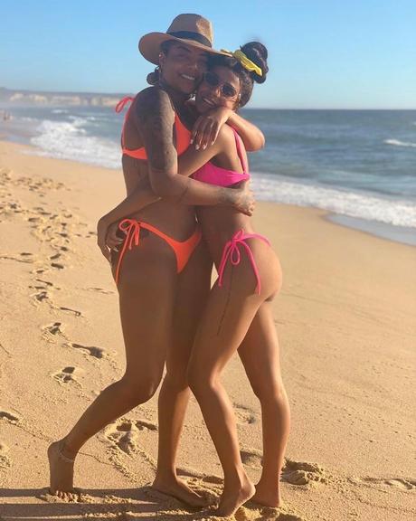 Ludmilla arranca suspiros ao posar com a esposa, Brunna