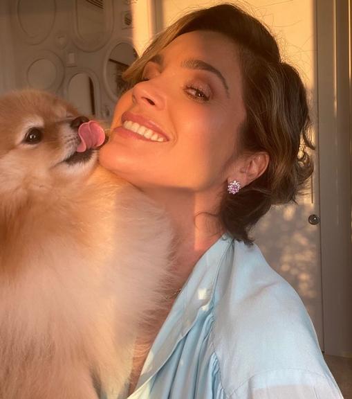 Flávia Alessandra com os cachorrinhos