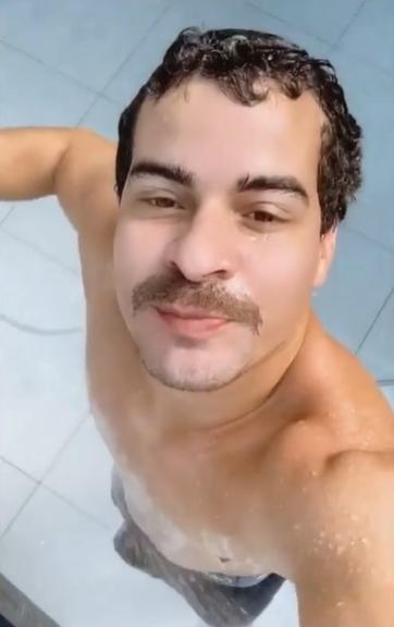 Thiago Martins toma banho de mangueira