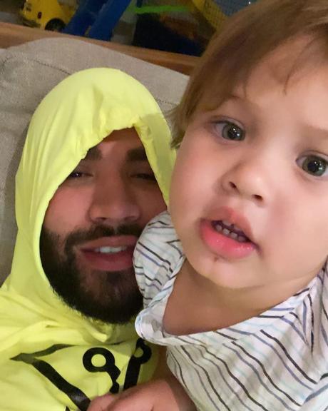 Gusttavo Lima posa com os filhos e semelhança impressiona